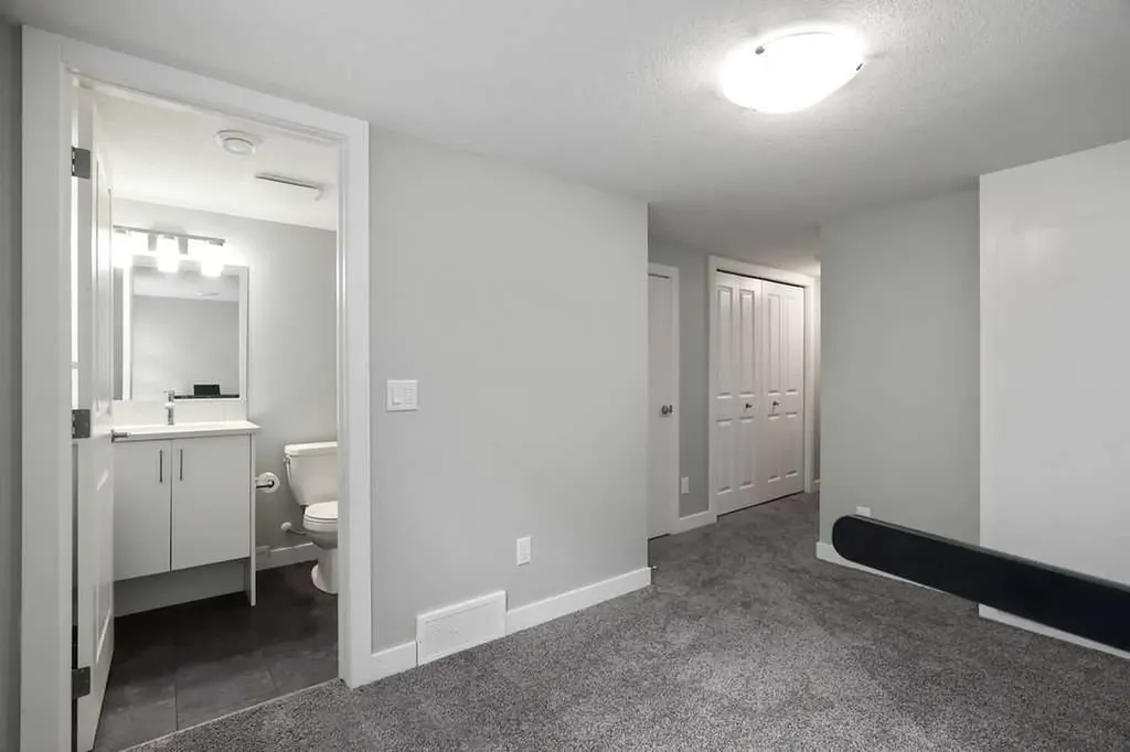 902 Sage Hill Grove NW Calgary AB T3R 2A2