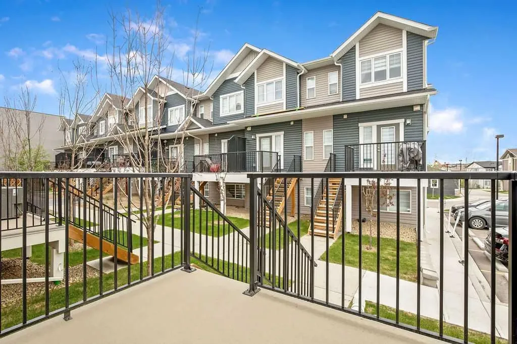 902 Sage Hill Grove NW Calgary AB T3R 2A2