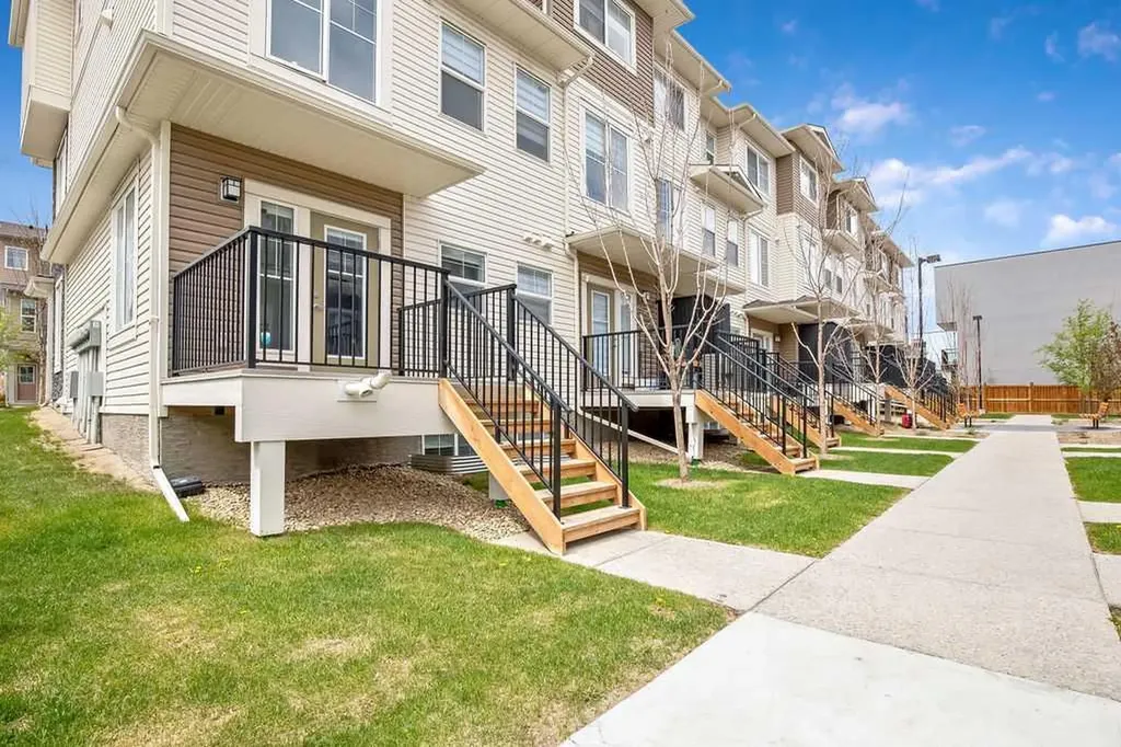 902 Sage Hill Grove NW Calgary AB T3R 2A2