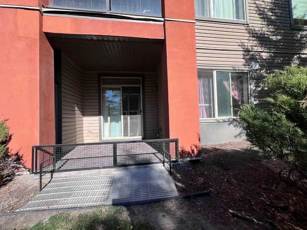 2727 28 Avenue SE Calgary AB T2B 0L4