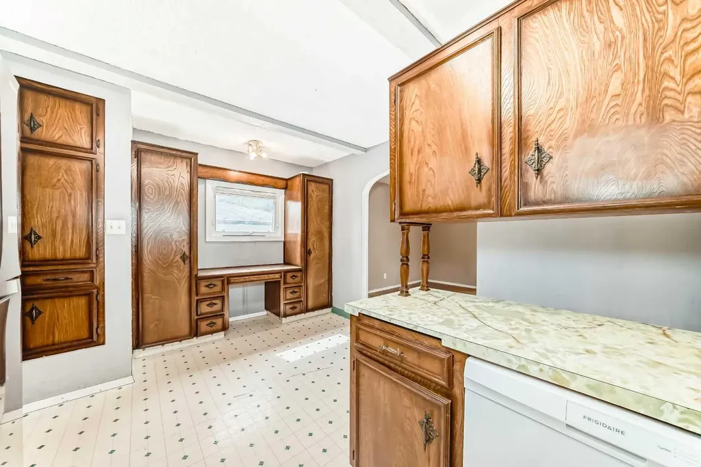 8016 33 Avenue NW Calgary AB T3B 1L7
