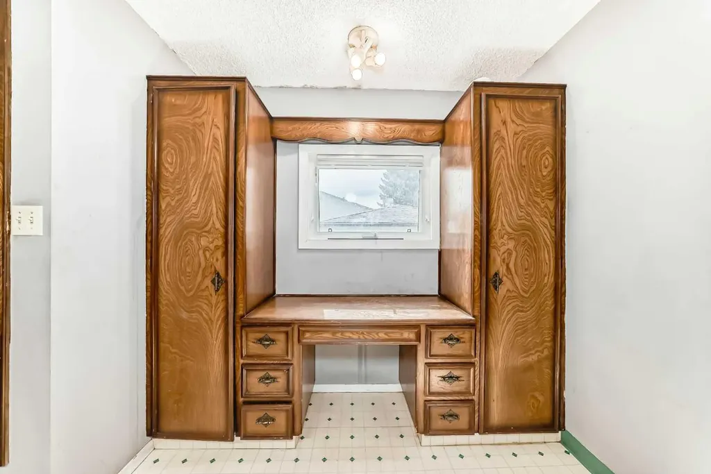 8016 33 Avenue NW Calgary AB T3B 1L7