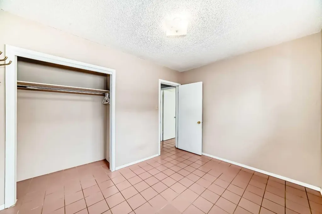 8016 33 Avenue NW Calgary AB T3B 1L7