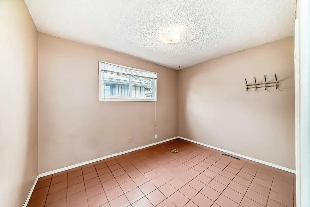 8016 33 Avenue NW Calgary AB T3B 1L7