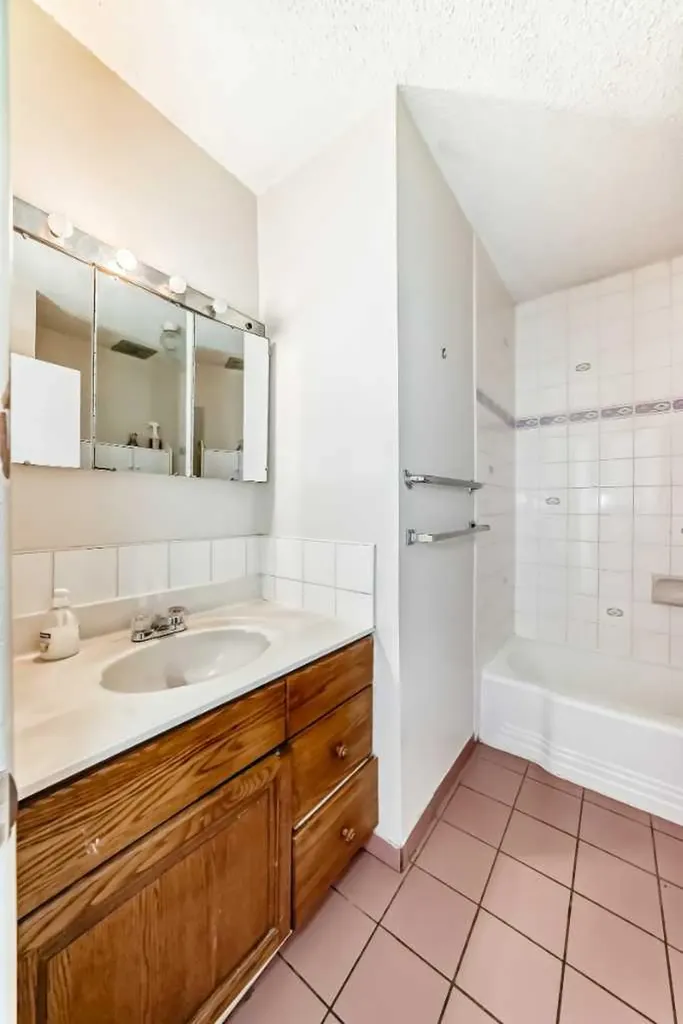 8016 33 Avenue NW Calgary AB T3B 1L7