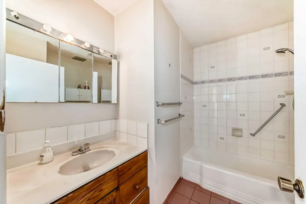 8016 33 Avenue NW Calgary AB T3B 1L7