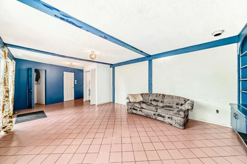 8016 33 Avenue NW Calgary AB T3B 1L7