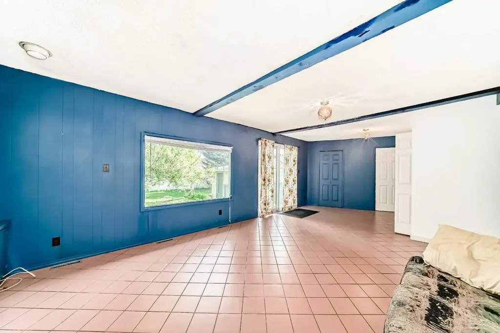 8016 33 Avenue NW Calgary AB T3B 1L7