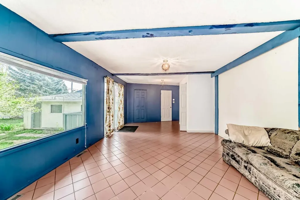 8016 33 Avenue NW Calgary AB T3B 1L7