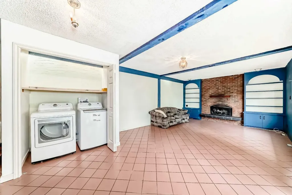 8016 33 Avenue NW Calgary AB T3B 1L7