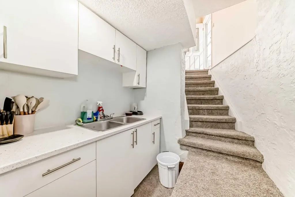 8016 33 Avenue NW Calgary AB T3B 1L7