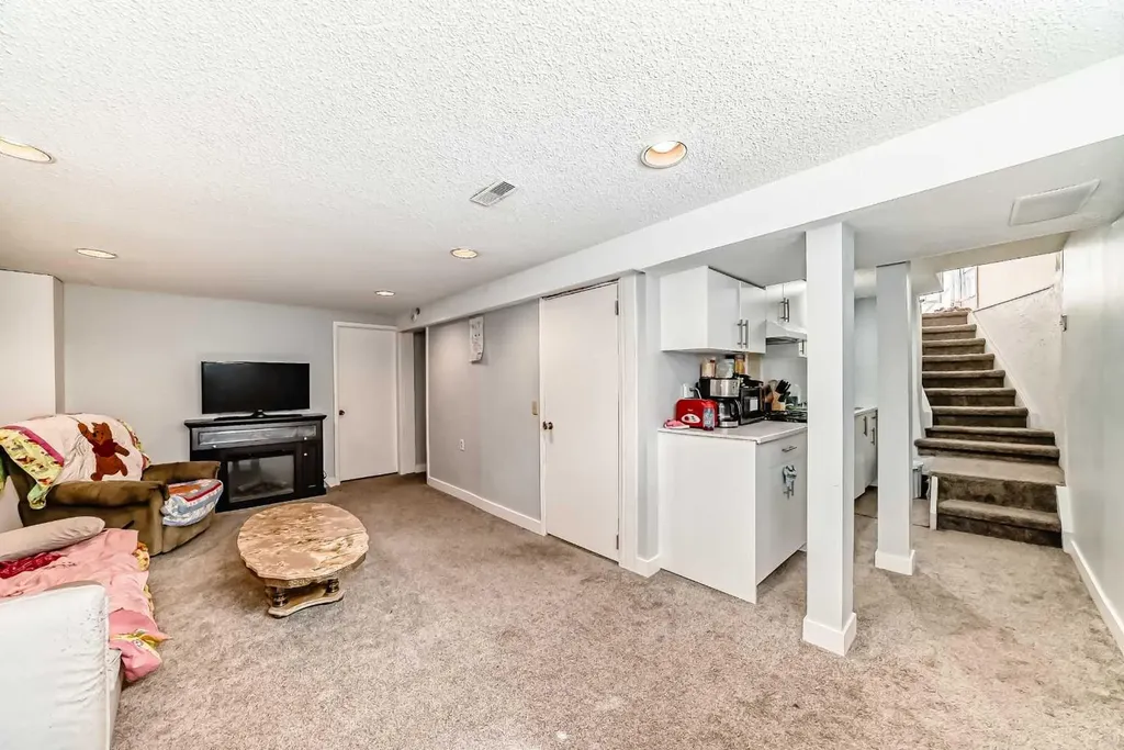 8016 33 Avenue NW Calgary AB T3B 1L7