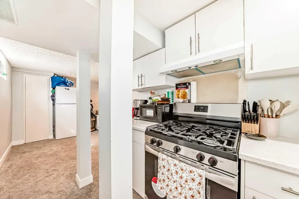 8016 33 Avenue NW Calgary AB T3B 1L7