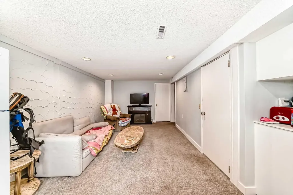 8016 33 Avenue NW Calgary AB T3B 1L7