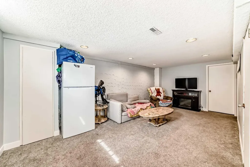 8016 33 Avenue NW Calgary AB T3B 1L7
