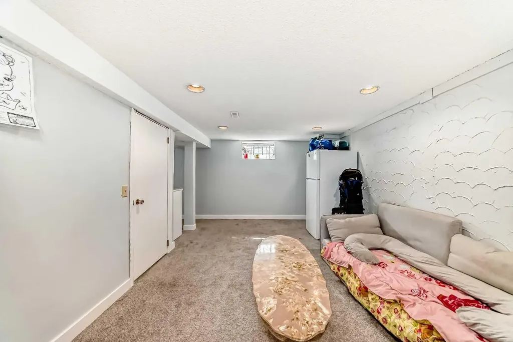 8016 33 Avenue NW Calgary AB T3B 1L7