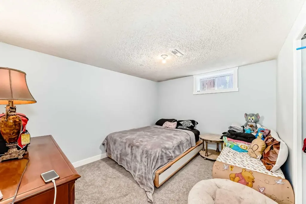 8016 33 Avenue NW Calgary AB T3B 1L7