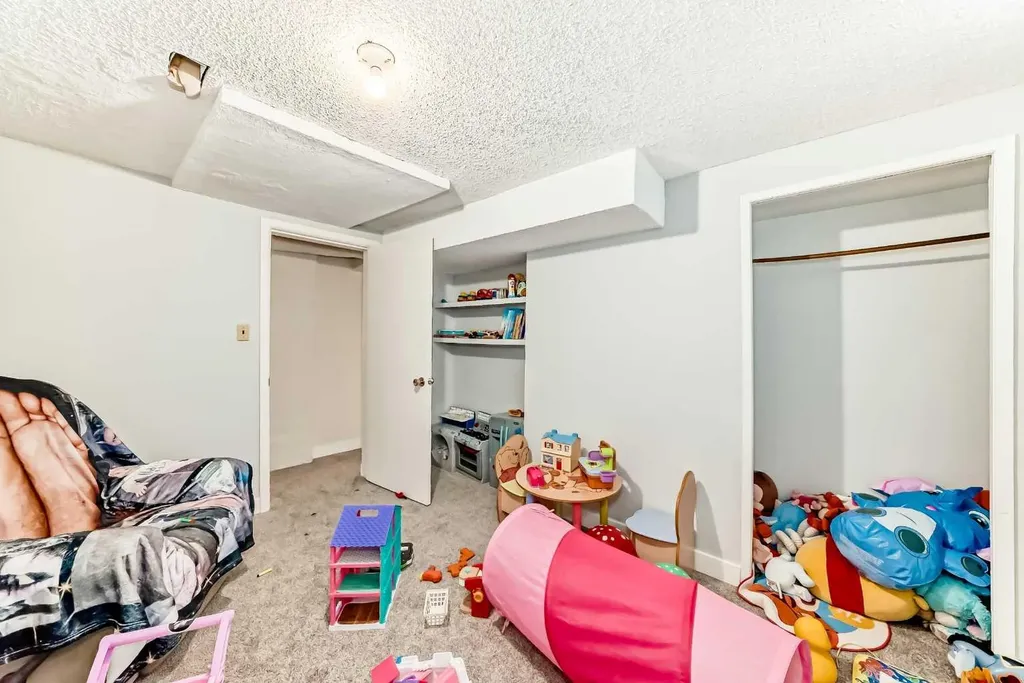 8016 33 Avenue NW Calgary AB T3B 1L7