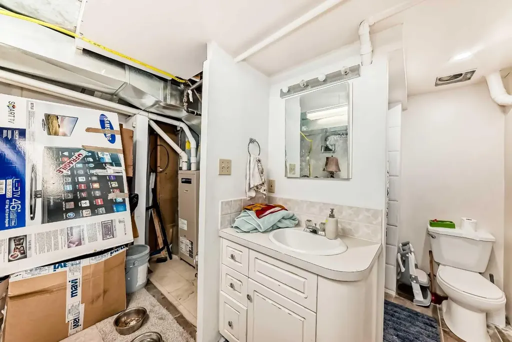 8016 33 Avenue NW Calgary AB T3B 1L7