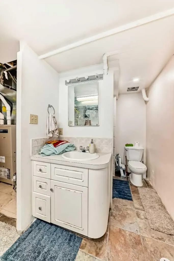 8016 33 Avenue NW Calgary AB T3B 1L7