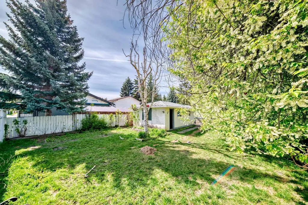 8016 33 Avenue NW Calgary AB T3B 1L7