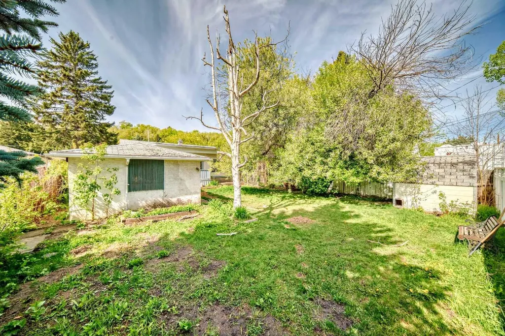 8016 33 Avenue NW Calgary AB T3B 1L7