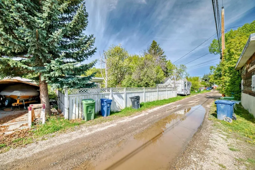 8016 33 Avenue NW Calgary AB T3B 1L7