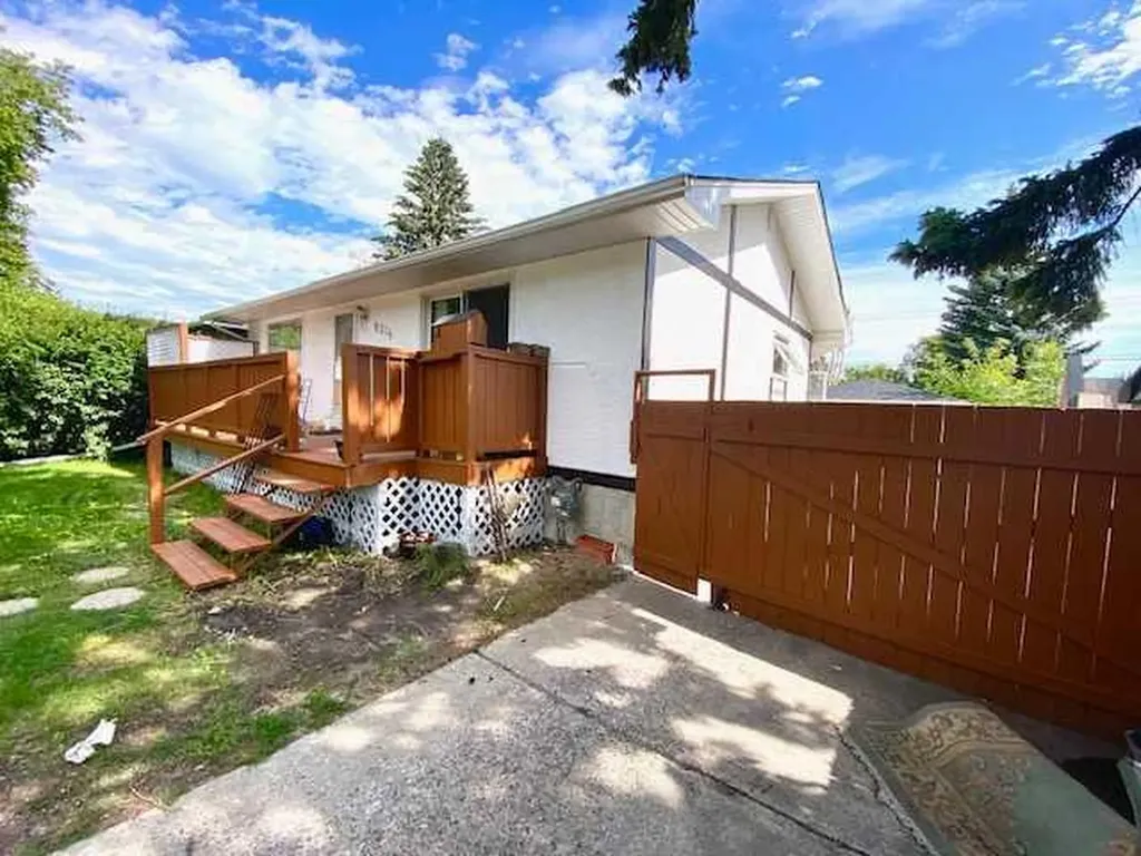 8016 33 Avenue NW Calgary AB T3B 1L7