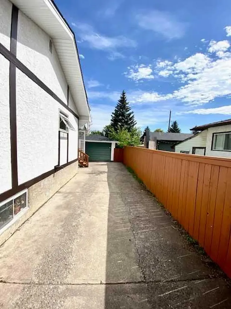 8016 33 Avenue NW Calgary AB T3B 1L7