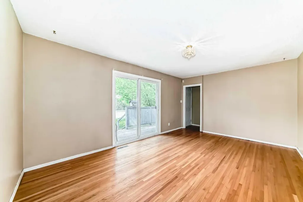 8016 33 Avenue NW Calgary AB T3B 1L7