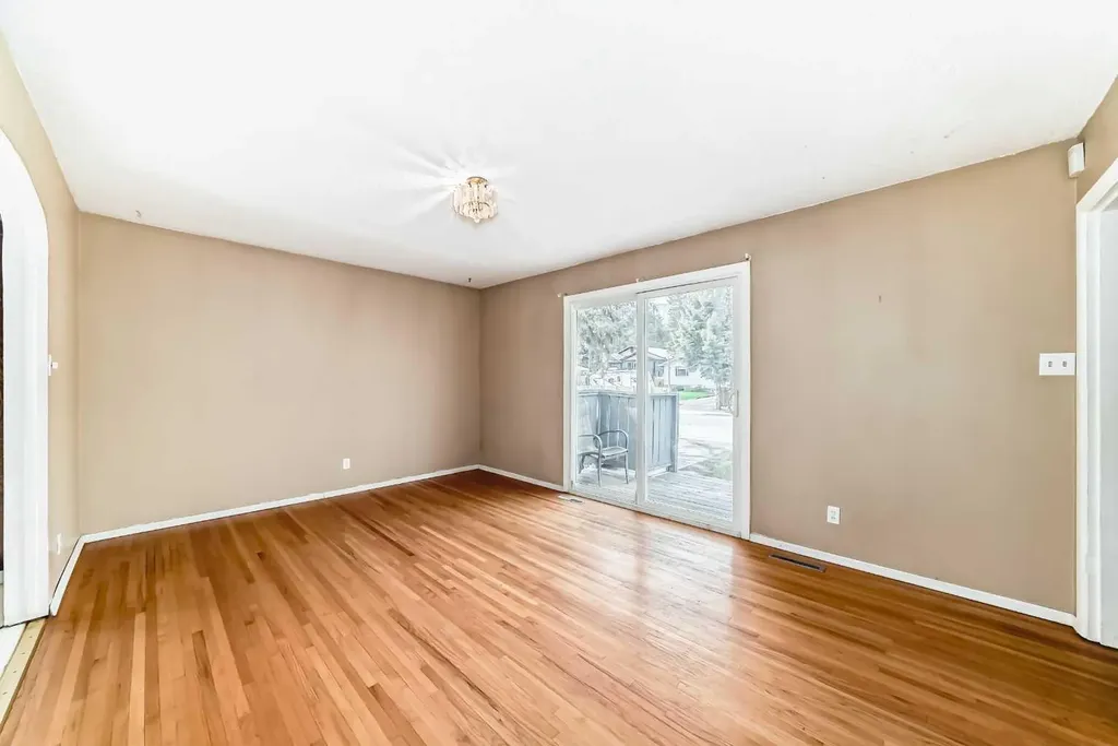 8016 33 Avenue NW Calgary AB T3B 1L7