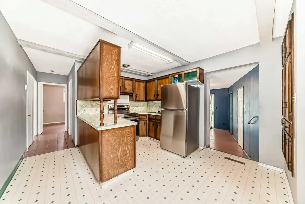 8016 33 Avenue NW Calgary AB T3B 1L7