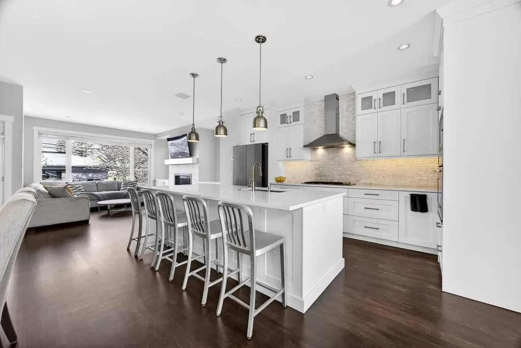 1410 21 Avenue NW Calgary AB T2M 1L6