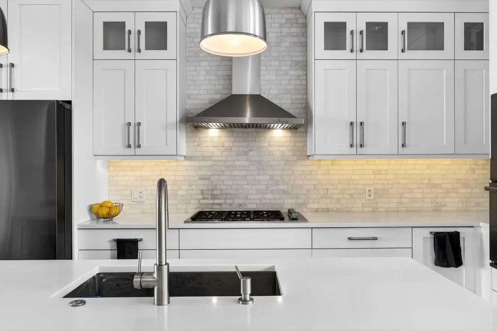 1410 21 Avenue NW Calgary AB T2M 1L6