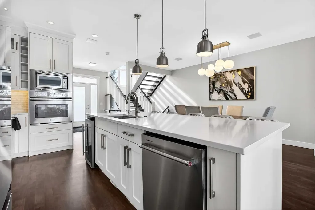 1410 21 Avenue NW Calgary AB T2M 1L6
