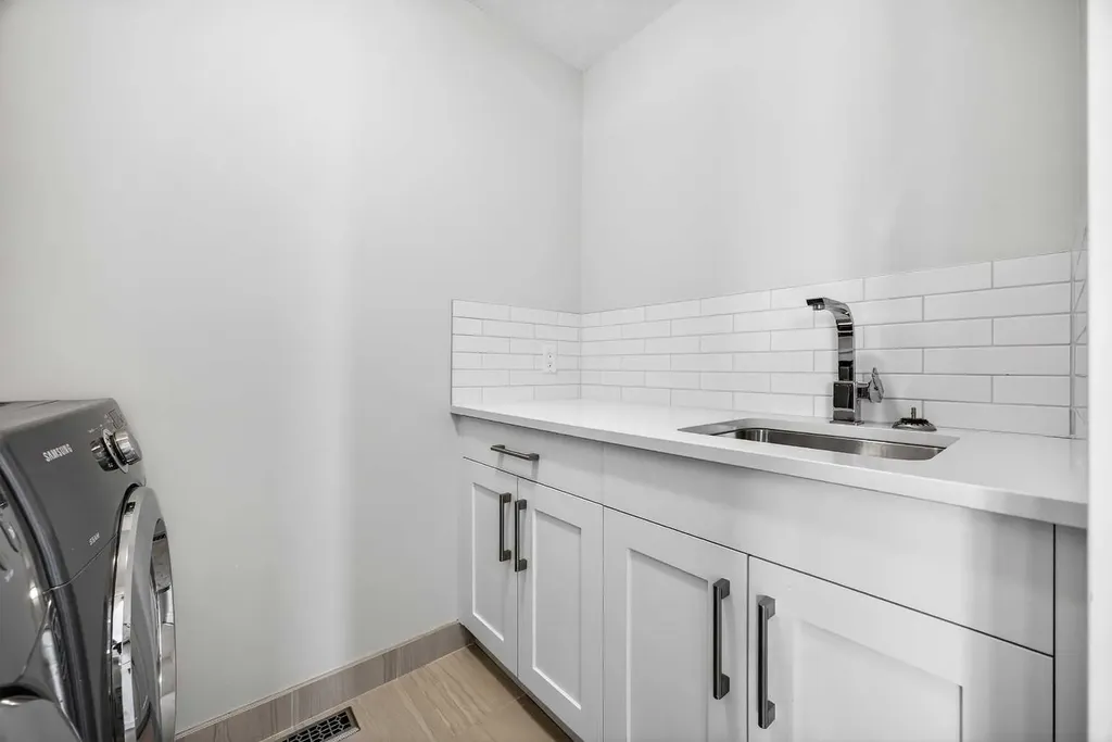 1410 21 Avenue NW Calgary AB T2M 1L6