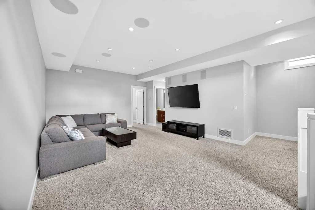 1410 21 Avenue NW Calgary AB T2M 1L6