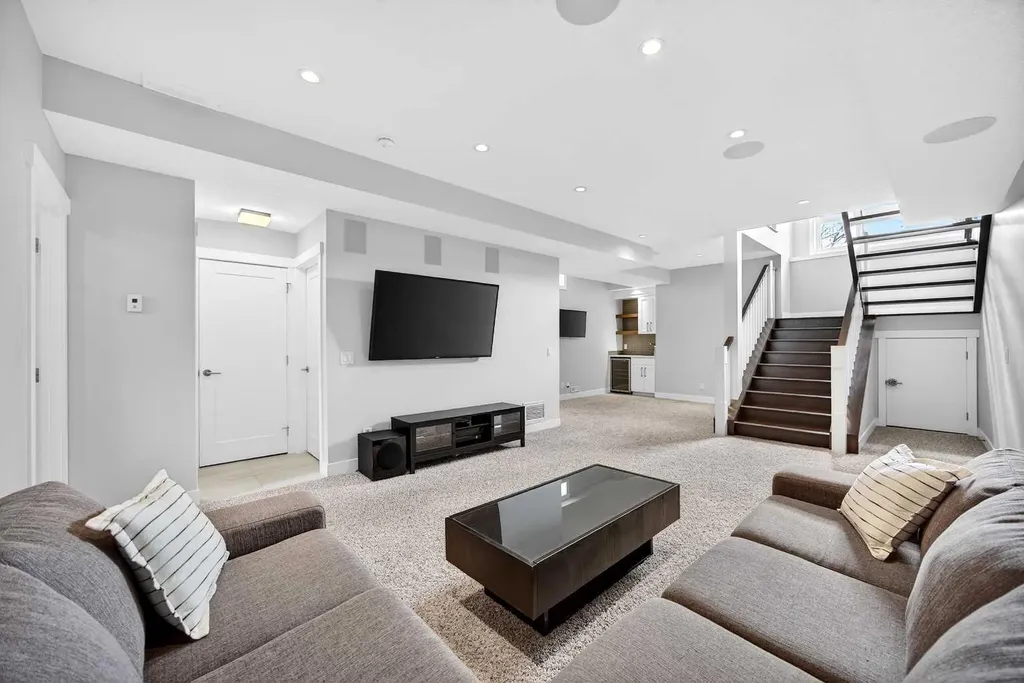 1410 21 Avenue NW Calgary AB T2M 1L6