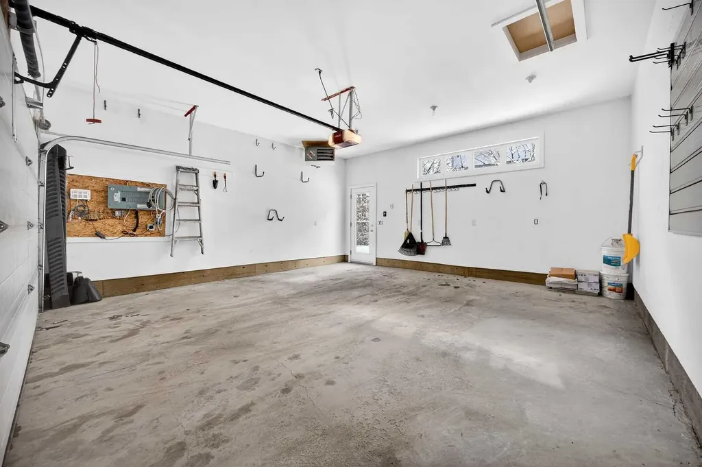 1410 21 Avenue NW Calgary AB T2M 1L6