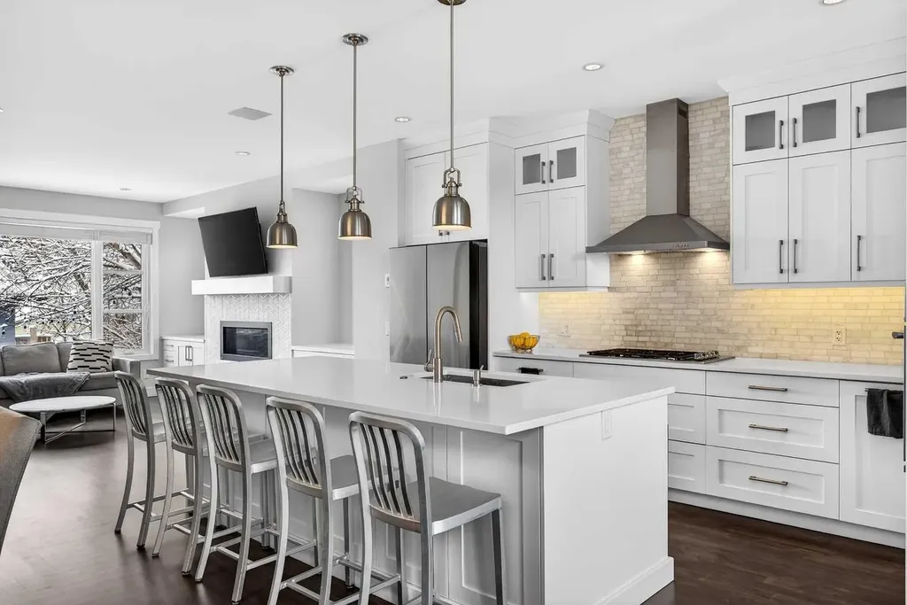 1410 21 Avenue NW Calgary AB T2M 1L6