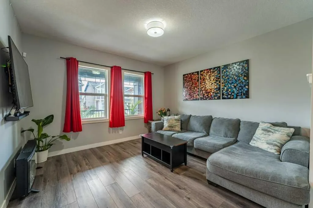 110 Hillcrest Close SW Airdrie AB T4B 4H6