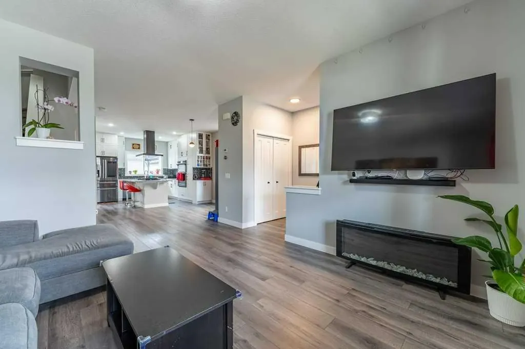 110 Hillcrest Close SW Airdrie AB T4B 4H6