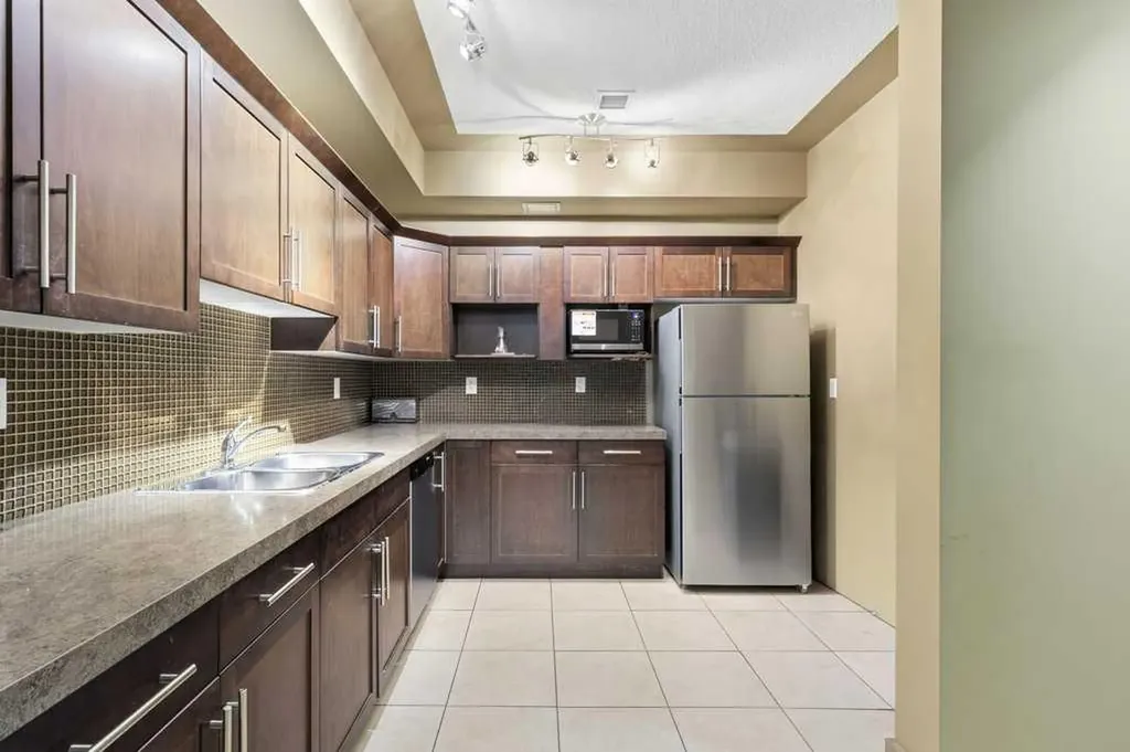 63 Inglewood Park SE Calgary AB T2G 1B7
