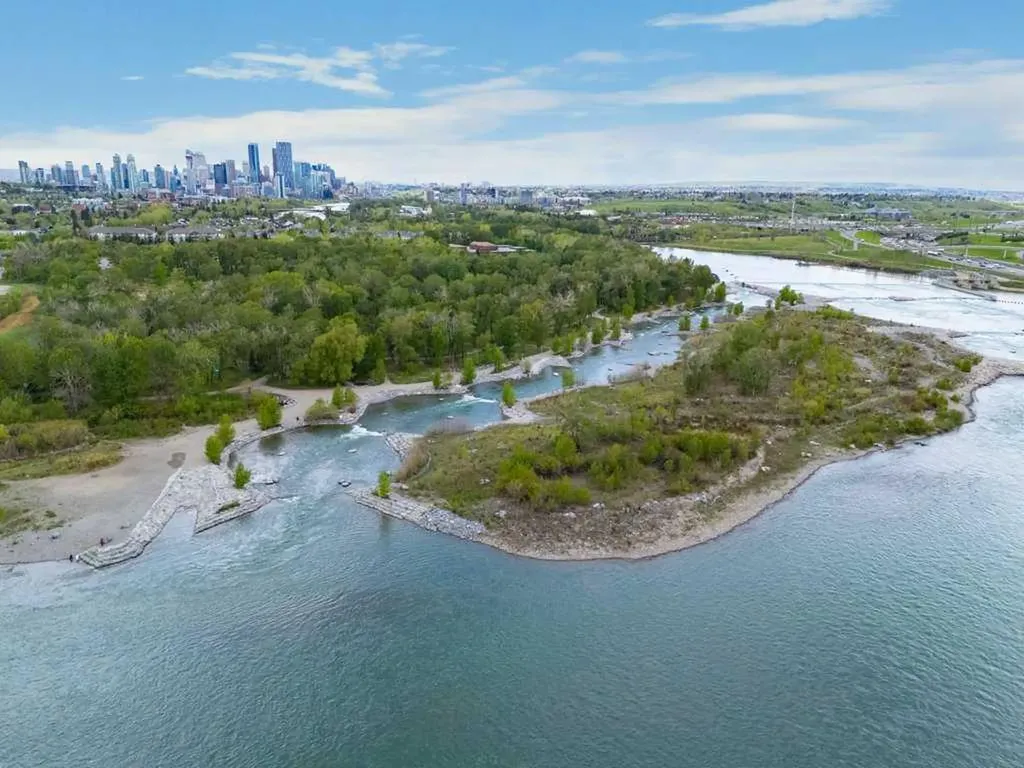 63 Inglewood Park SE Calgary AB T2G 1B7