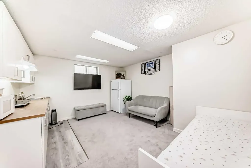 279 Falton Drive NE Calgary AB T3J 2W8