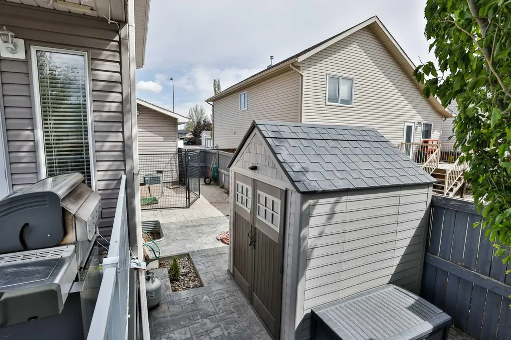 14 Thyrza Burkitt Place N Lethbridge AB T1H 5M5