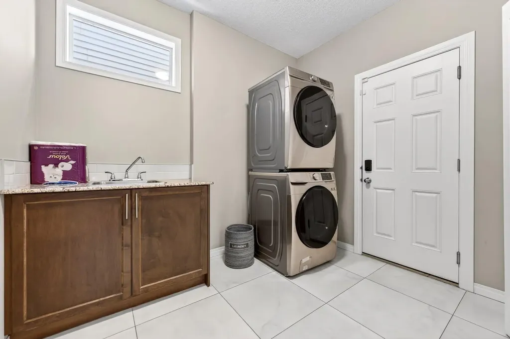71 Walden Manor SE Calgary AB T2X 0N1
