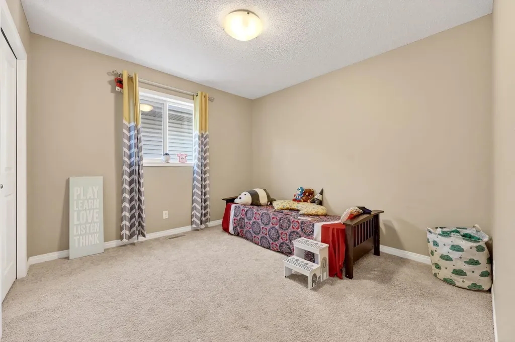 71 Walden Manor SE Calgary AB T2X 0N1