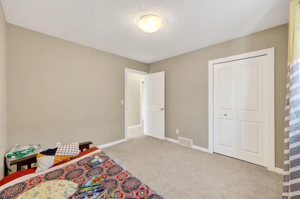 71 Walden Manor SE Calgary AB T2X 0N1