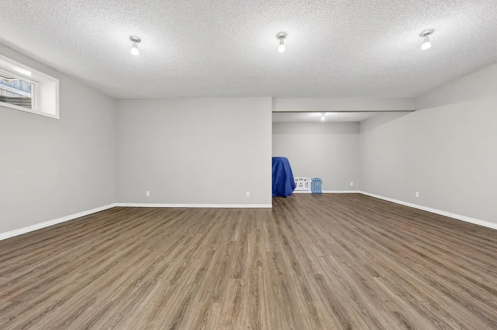 71 Walden Manor SE Calgary AB T2X 0N1